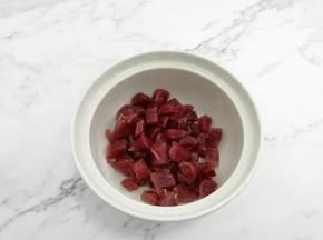 香肠用电饭锅蒸熟，然后切成适当的块