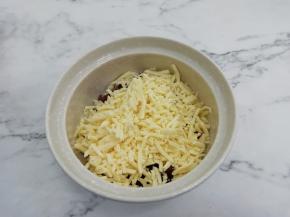 把马苏里拉奶酪放入腊肠中，搅拌均匀