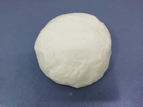 发酵好的面团取出排气