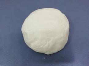 发酵好的面团取出排气