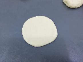 然后擀成圆饼