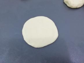 然后擀成圆饼