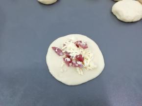 把拌好的馅料，放入中间