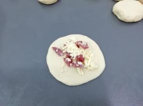 把拌好的馅料，放入中间