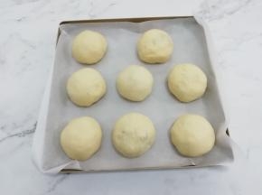 像包包子一样包收口朝下，放在铺有油纸的烤盘上进行发酵