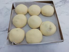 发酵好的面包取出来