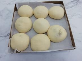 发酵好的面包取出来