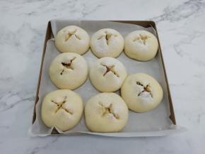 上面撒上少许的面粉，然后用剪刀剪成十字，我这剪的有点浅了
然后放入提前预热好的烤箱中，中层180度烤20分钟