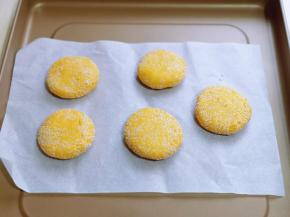 做好呢南瓜饼放入垫上油纸的烤盘中，并间隔距离。