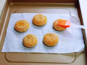 烤约12分钟时取出刷上少许玉米油，再放回烤箱同样温度又烤了5分钟。