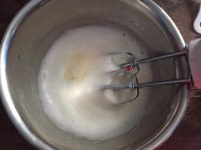 中速打发至粗泡消失，加入三分之一白砂糖