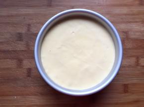 倒入6寸模具中，轻震两下，震出气泡