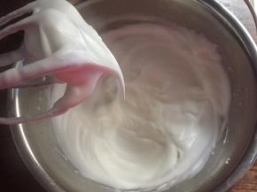 继续高速打发至有弯钩状态