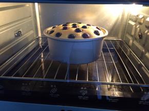 模具可以直接放水里烤，这样不容易开裂，不过要在模具上包上一层锡纸