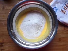 筛入低筋面粉和玉米淀粉