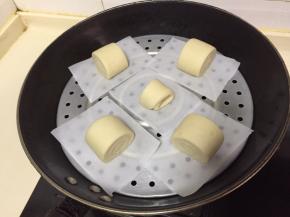 我家里没有蒸笼，就用的平底锅，需要蒸两次，不要放太密。冷水上锅，盖上锅盖，大火，水开以后转中小火，蒸12到15分钟，蒸好以后不要立马开盖，在锅中静置2分钟再拿出。