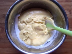 再倒回蛋白盆中，继续翻拌均匀