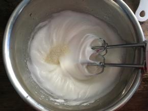 然后高速打发至有纹路状态，加入最后的白砂糖
