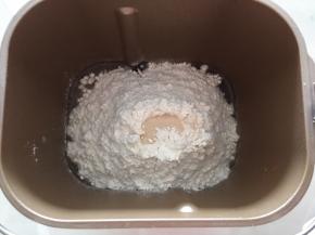 将全部材料放入面包机中和面