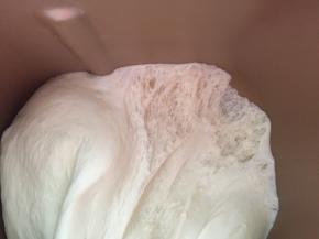 发酵好的面团能拉出蜂窝状