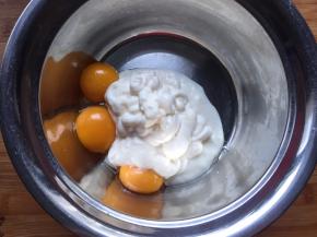 蛋黄加入酸奶搅拌均匀