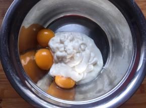 蛋黄加入酸奶搅拌均匀