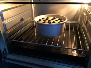 放入预热好的烤箱150度，中下层，上下火60分钟，水浴法（烤网下面放一个装水的烤盘，三分之二的水就可以了）