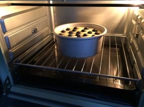 放入预热好的烤箱150度，中下层，上下火60分钟，水浴法（烤网下面放一个装水的烤盘，三分之二的水就可以了）