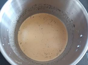 红茶用料理机打碎碎，牛奶煮至微沸后倒入红茶碎，盖上盖子闷3分钟左右，得到如图所示的奶茶，打开盖子晾凉后备用(一定要完全冷却哦)