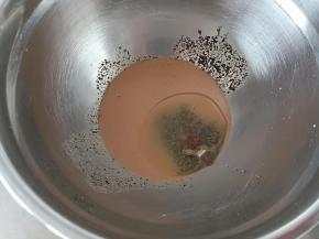 奶茶中倒入玉米油充分乳化