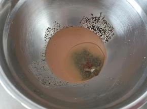 奶茶中倒入玉米油充分乳化