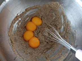 分离蛋清蛋黄，面糊中加入蛋黄