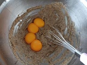 分离蛋清蛋黄，面糊中加入蛋黄