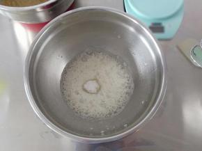 蛋清滴几滴柠檬汁，打至鱼眼泡状态加入1/3细砂糖