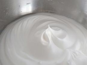 分3次加糖打至硬性状态