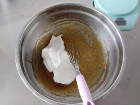 取1/3蛋白霜加入蛋黄湖中，翻拌均匀