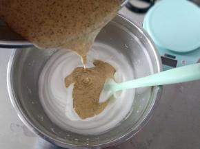 倒入剩余的蛋白霜中