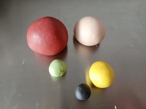 分别揉出40克红色面团，25克粉色面团，1克黑色面团，5克黄色面团，一丁点绿色面团（我揉的太多了）