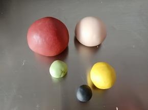 分别揉出40克红色面团，25克粉色面团，1克黑色面团，5克黄色面团，一丁点绿色面团（我揉的太多了）