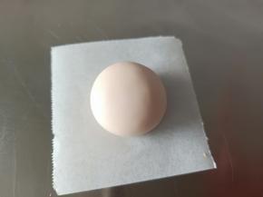 20克粉色面团滚圆，收口向下