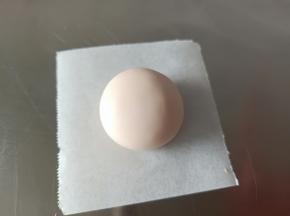 20克粉色面团滚圆，收口向下