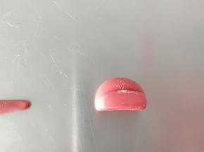 再用红色面团做出如图的财神帽子造型来