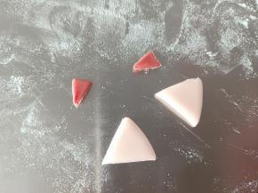 做猪猪的耳朵，粉色大一些，红色小一些