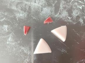 做猪猪的耳朵，粉色大一些，红色小一些