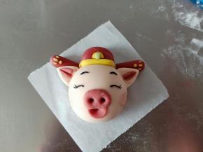 黑色面团做出眼睛眉毛