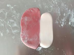 如图所示，两块面团中间刷一点水粘住。再擀薄