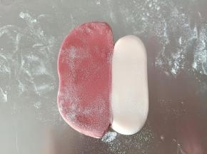 如图所示，两块面团中间刷一点水粘住。再擀薄
