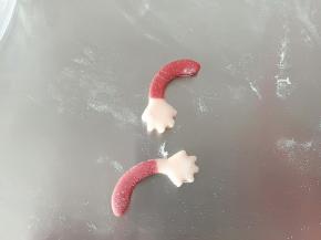 用模具压出手的形状来