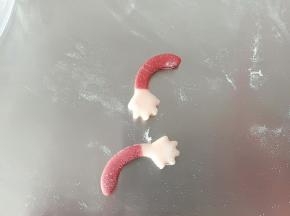 用模具压出手的形状来