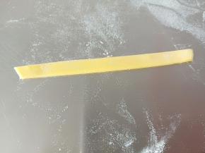 黄色面团擀薄片，切长条